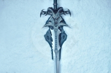 Blizzard World of Warcraft - Frostmourne replika 1:1 - nová verze k 30. výročí - 125 cm (1)