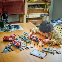 LEGO® City 60423 Električka a zastávka v centre mesta