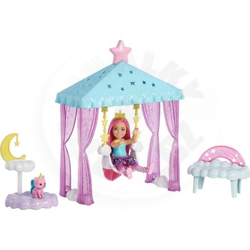 Mattel Barbie Dreamtopia: Chelsea - panenka s altánem a houpačkou (HLC27) (2)